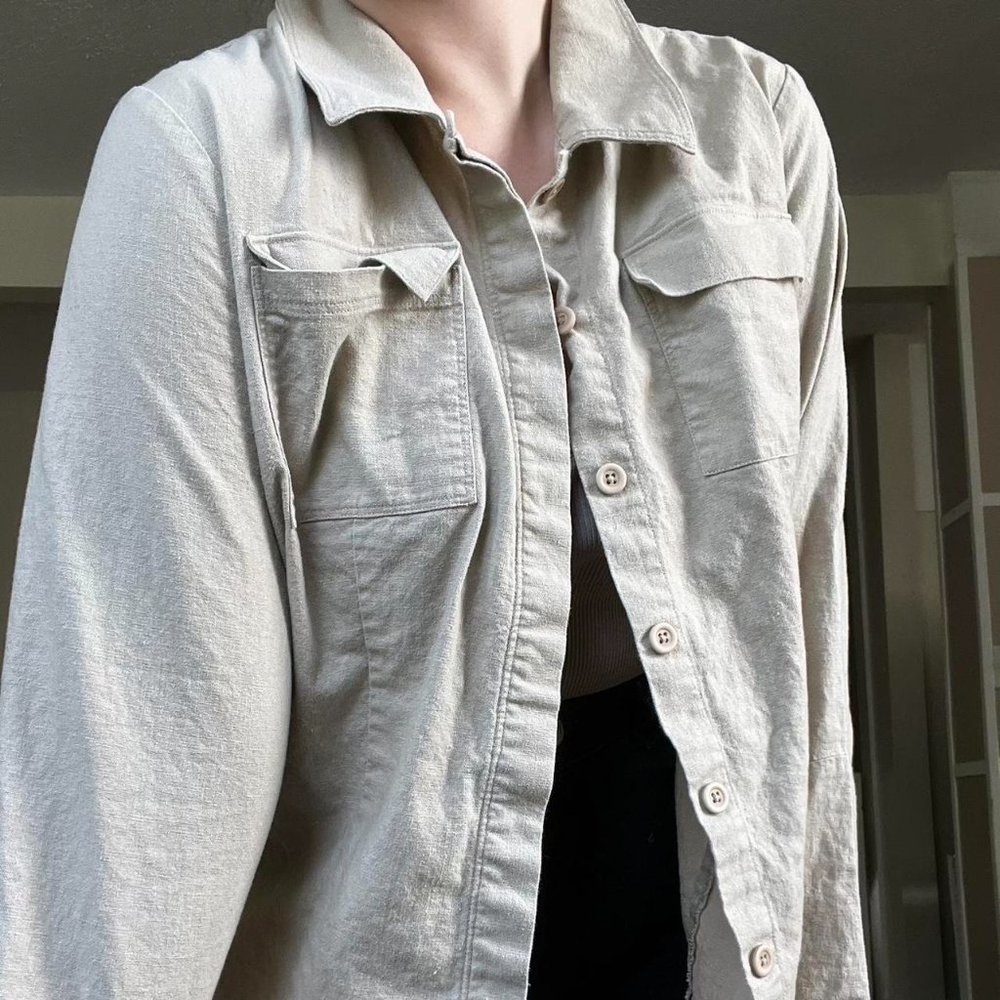 Linen Collared Button-Up Blouse. - Picture 2 of 7